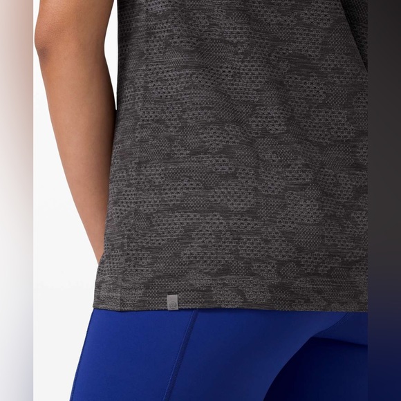 Lululemon Breeze by Short Sleeve in Polar Spots Titanium/Black. - Picture 3 of 6